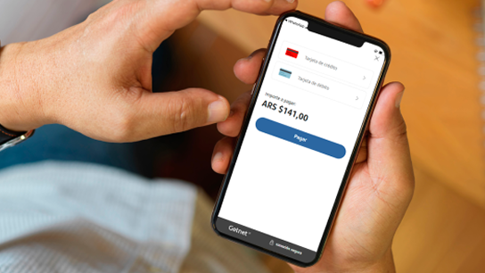 Persona realizando un pago desde un celular a través de Get Checkout.