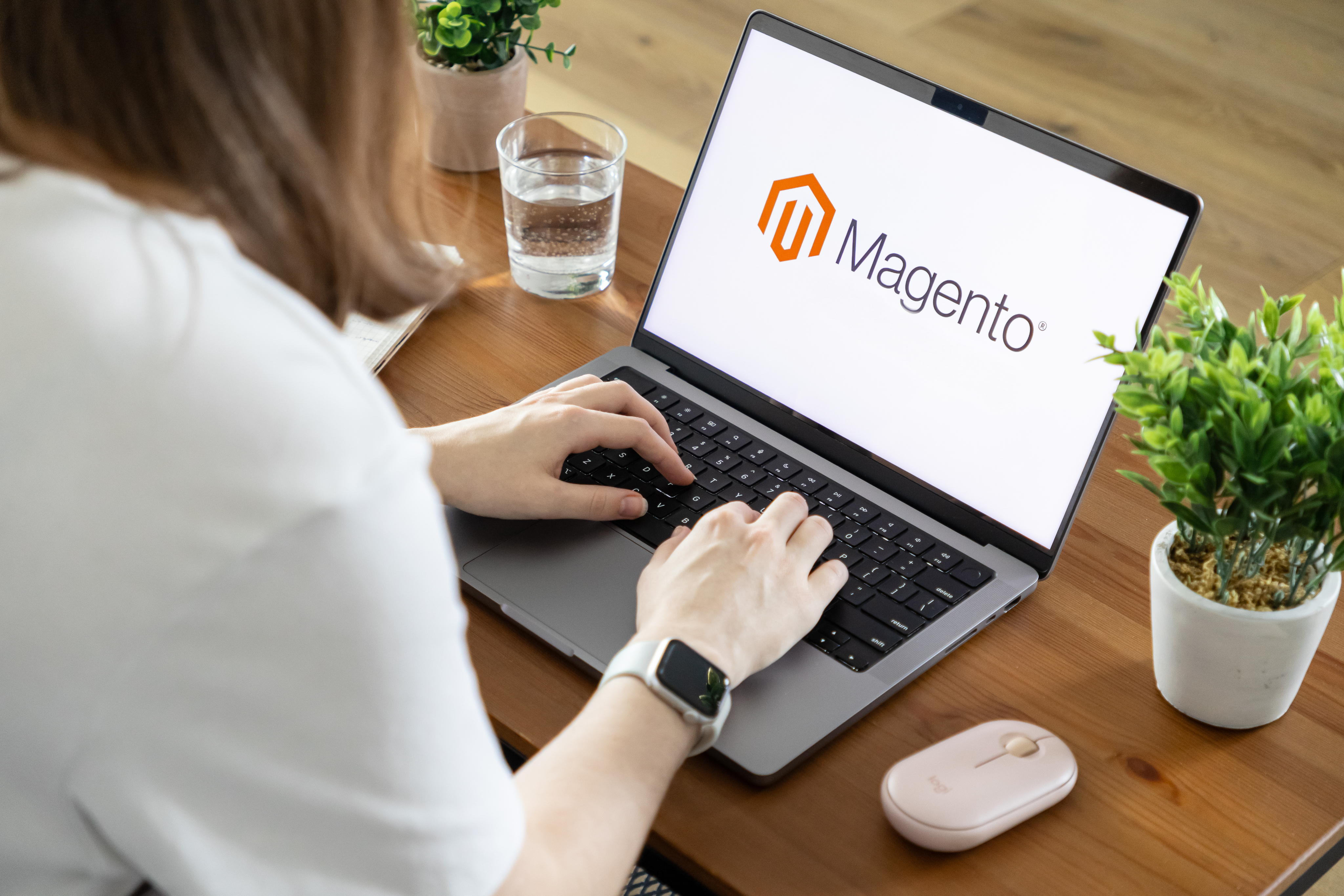 Persona utilizando una notebook con la plataforma Magento para gestionar una tienda online.