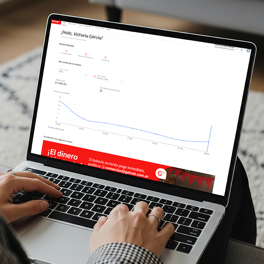 Persona utilizando una notebook con Getnet Portal para consultar ventas, liquidaciones y reportes de su negocio.