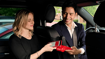 Pagando con tarjeta y TPV Getnet en un coche