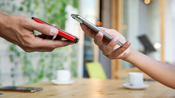 Pago con móvil y TPV Tap on phone en una cafetería
