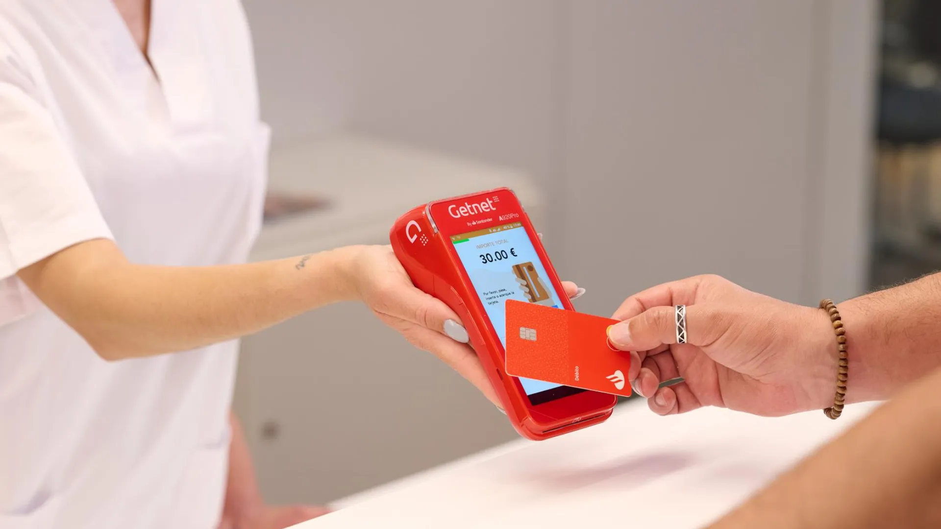 Pagando con tarjeta y TPV Getnet en clínica
