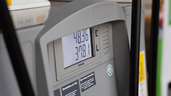 Surtidor de una gasolinera donde se visualizan los litros y euros en la pantalla