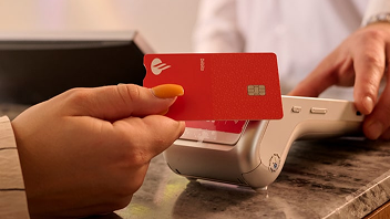 Mano pagando con la tarjetadel Banco Santander en un TPV de Getnet
