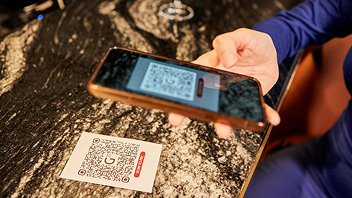 Movil escaneando un QR de Getnet