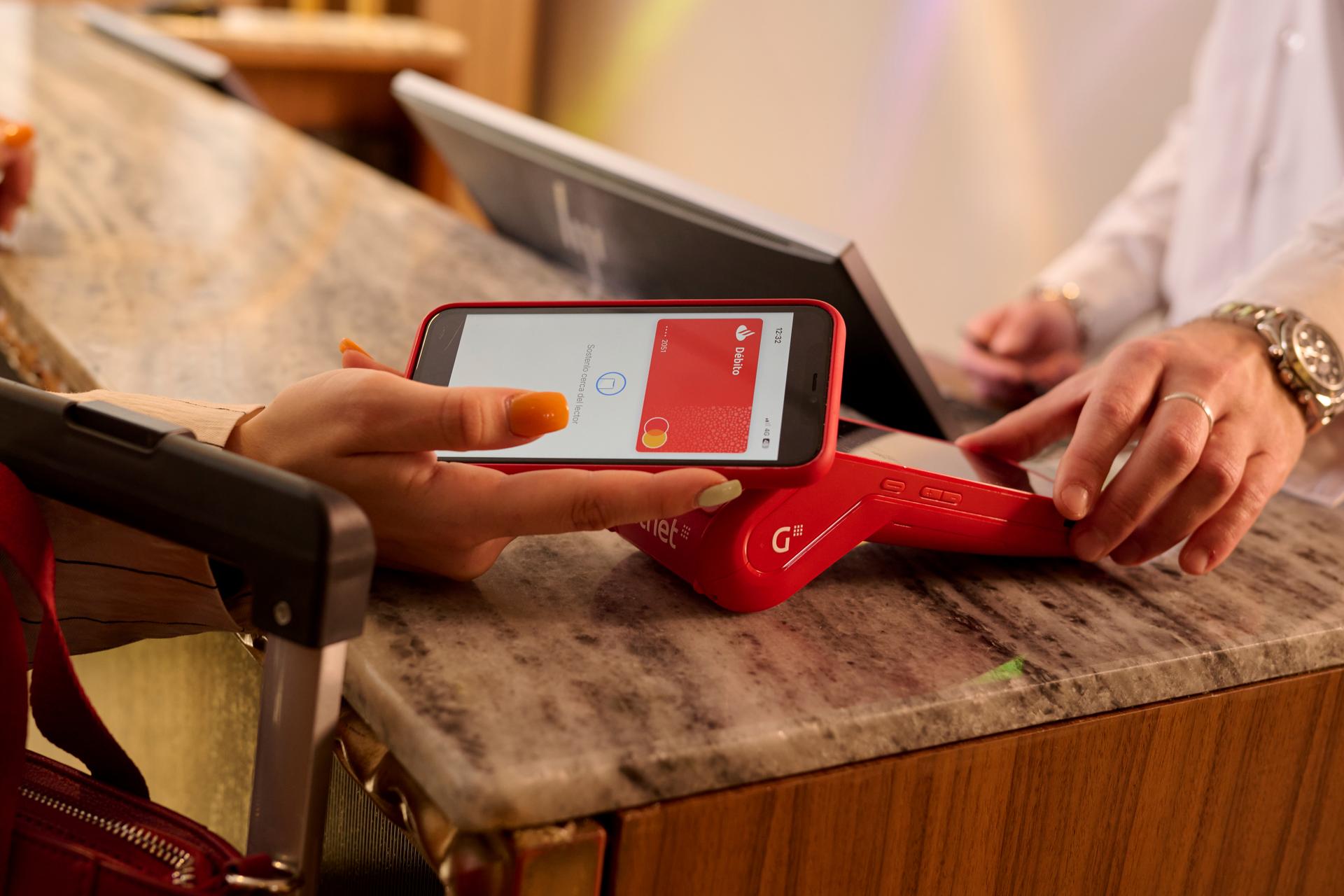 Cliente realizando un pago con el móvil en el TPV Get Smart en un hotel