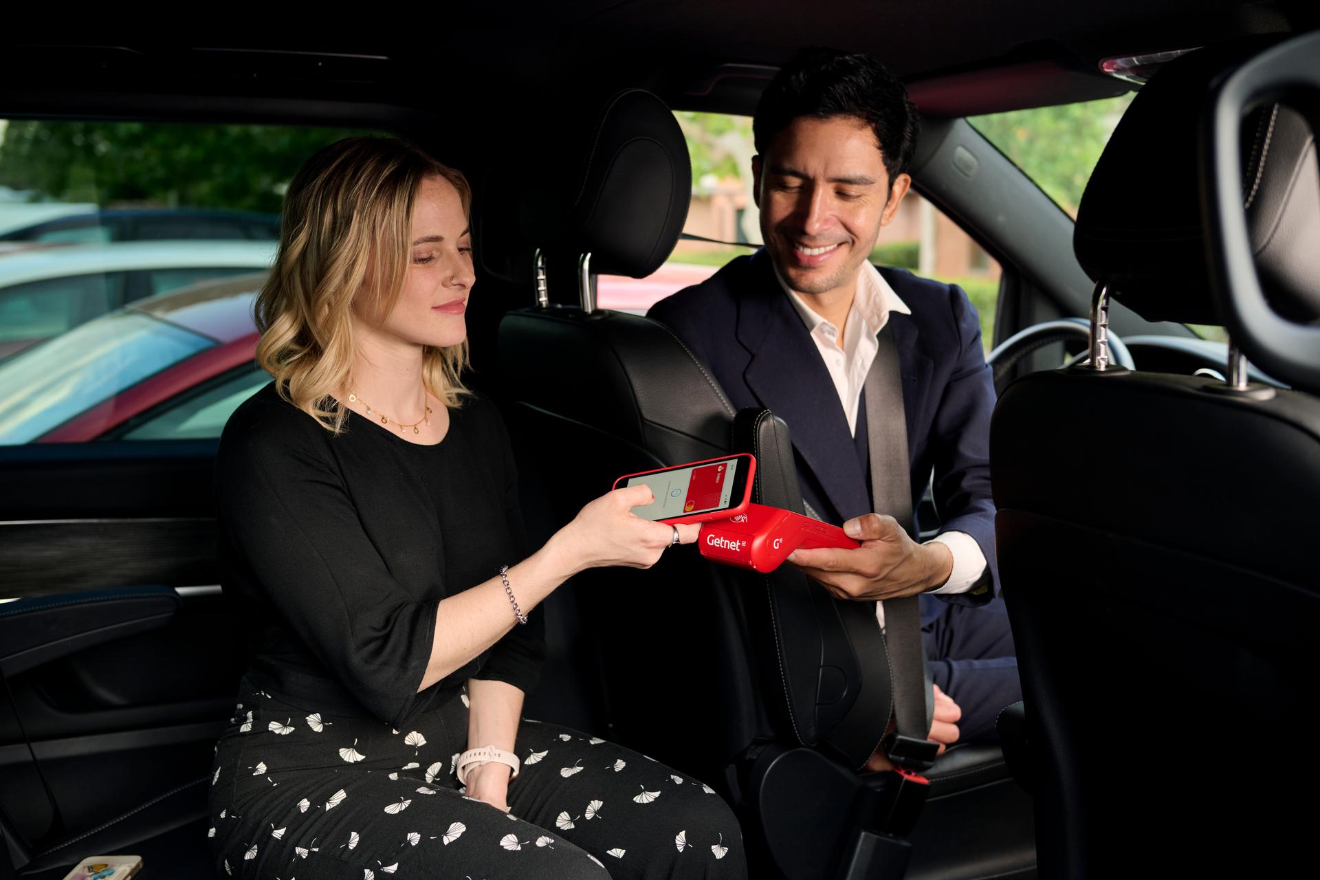 Empleado de taxi cobrando a cliente