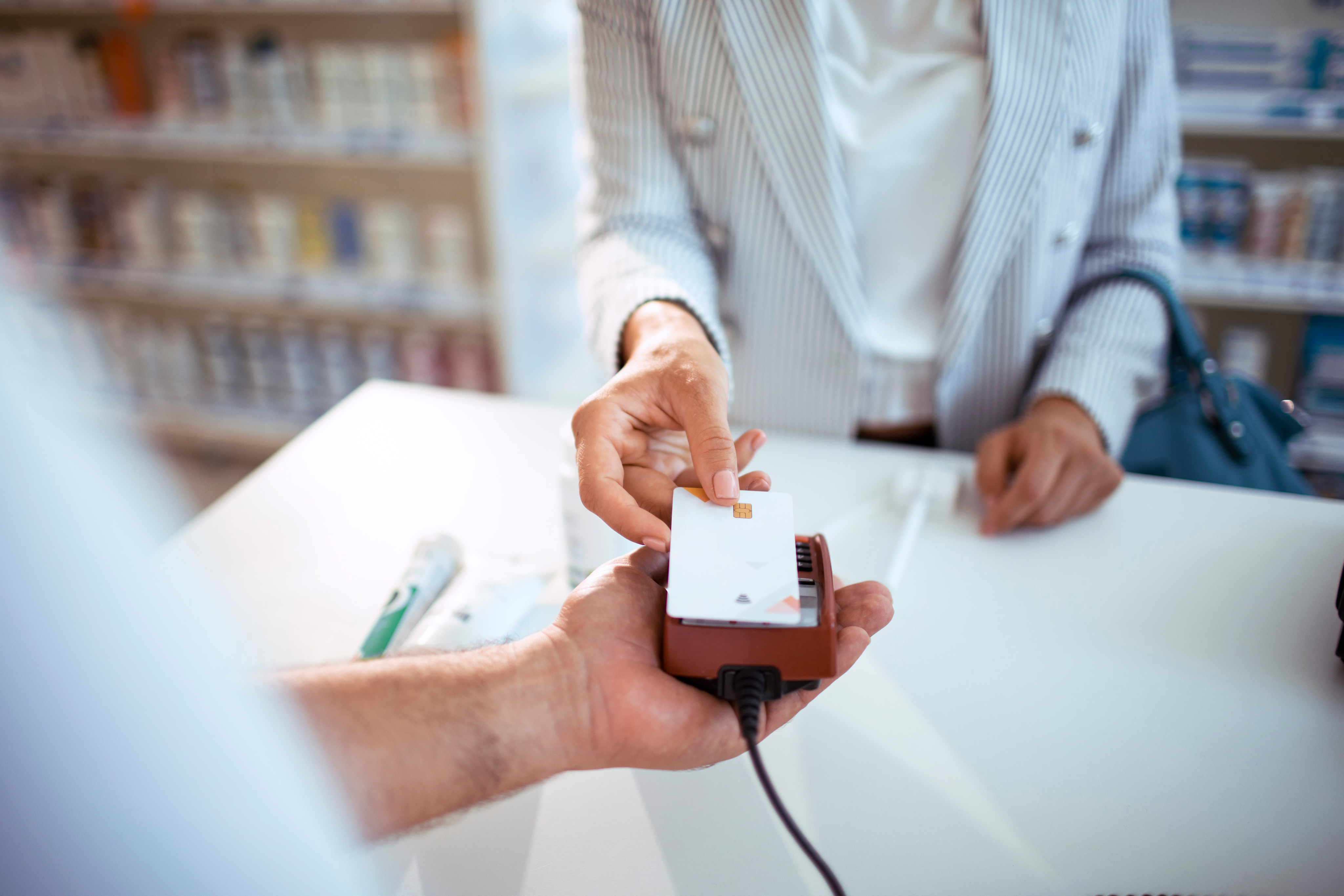 Pago con tarjeta en una farmacia