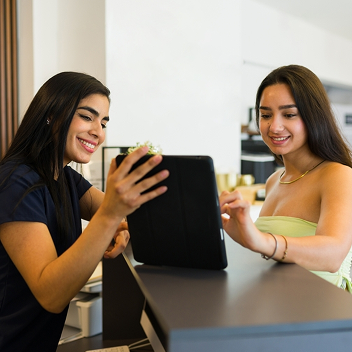 Recepcionista mostrando tablet a cliente