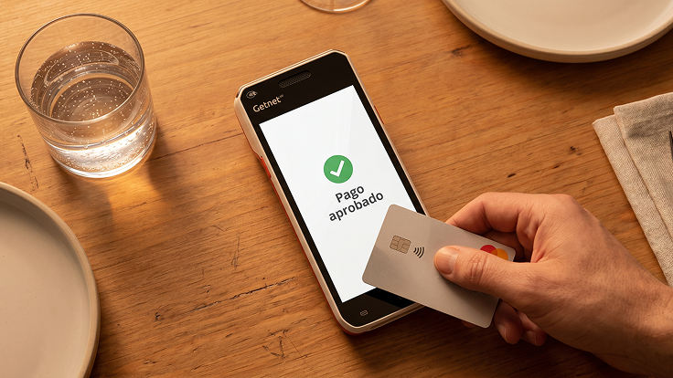 Realizando pago con smatphone y tarjeta mostrando pantalla de confirmación de pago realizado