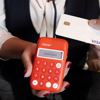 Dispositivo Get Mini con acercamiento de tarjeta bancaria