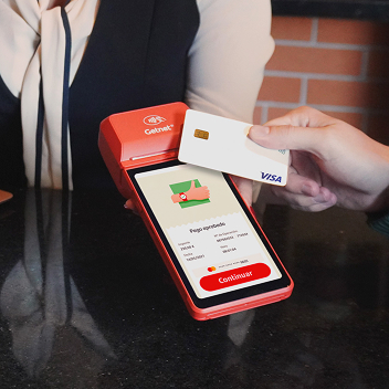 Cliente acercando tarjeta a Get Smart en un hotel