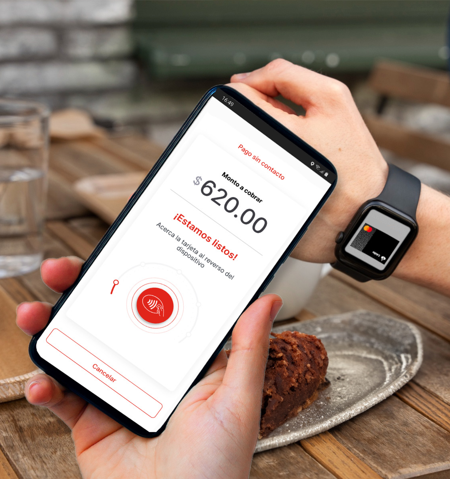 G Tapp cobrando con smartwatch en un restaurante