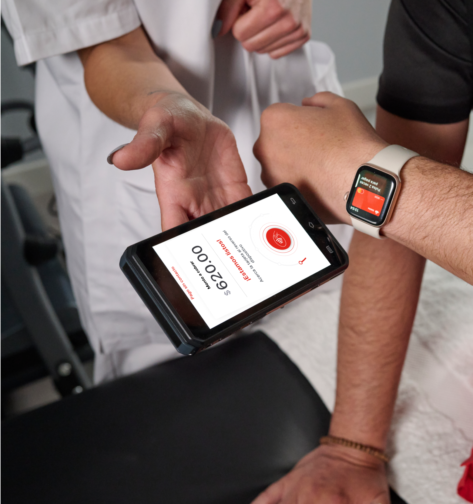 G Tapp cobrando con smartwatch en el médico