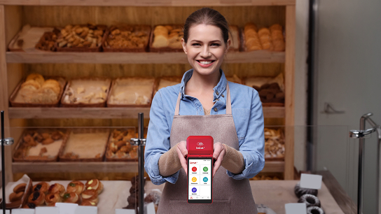 Mujer en panadería con Terminal Get Smart