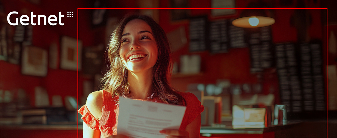 Mujer sonriendo mirando al horizonte con fondo difuminado