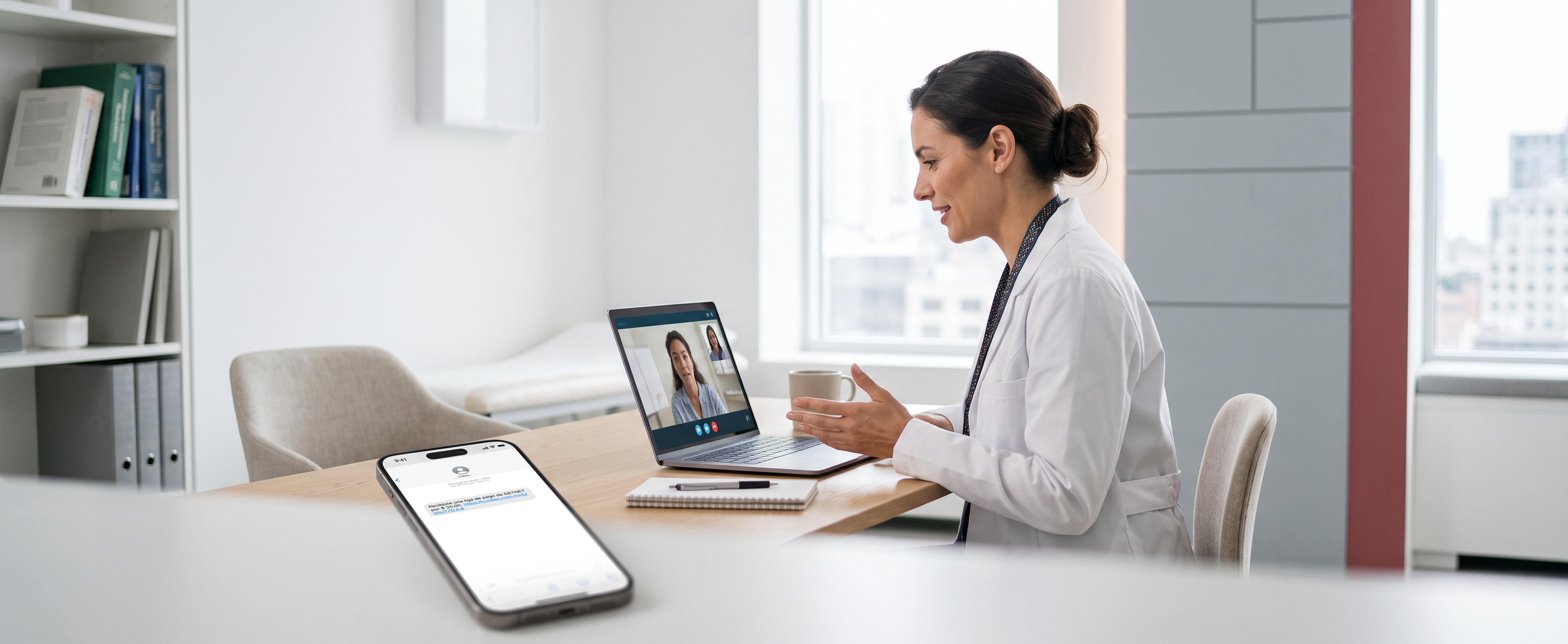 Doctora con paciente en linea 