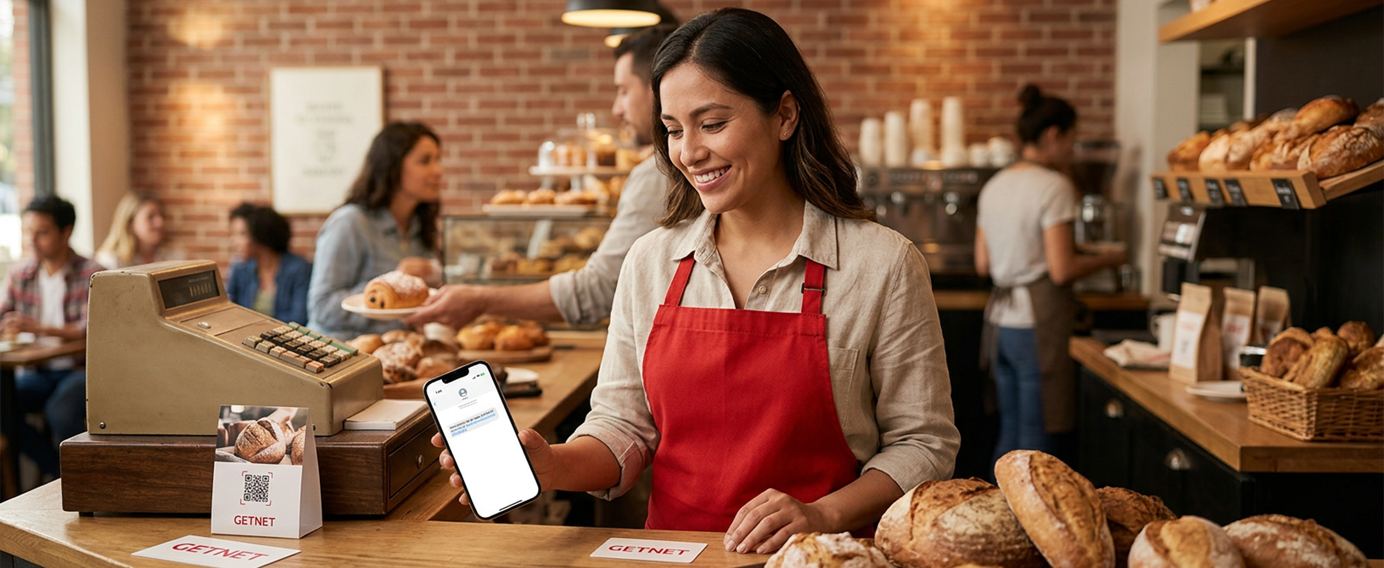Mujer con terminal en panadería