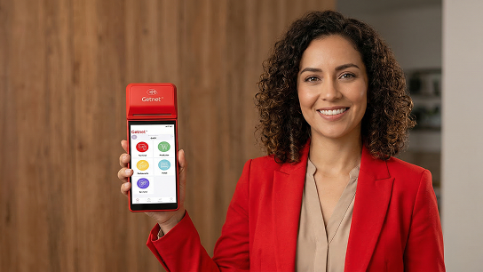Mujer sonriente sosteniendo TPV de Getnet