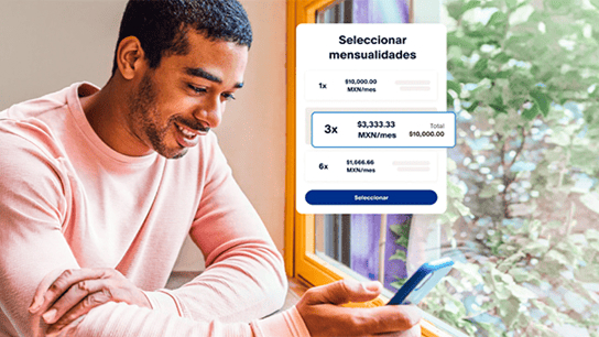 Chico sonriendo mirando al móvil con ventana a la derecha. Se muestra ventana del móvil para seleccionar mensualidades