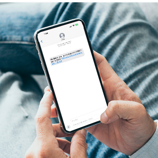 Persona viendo un SMS con un link de pago en smartphone
