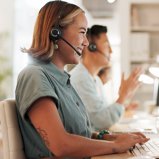 Empregados de call center atendendo aos clientes sempre com um sorriso