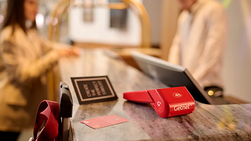 Recepção hotel com dispositivo Getnet no mostrador