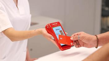 Cliente pagando com cartao de debito santander em um TPA Genet em uma clínica