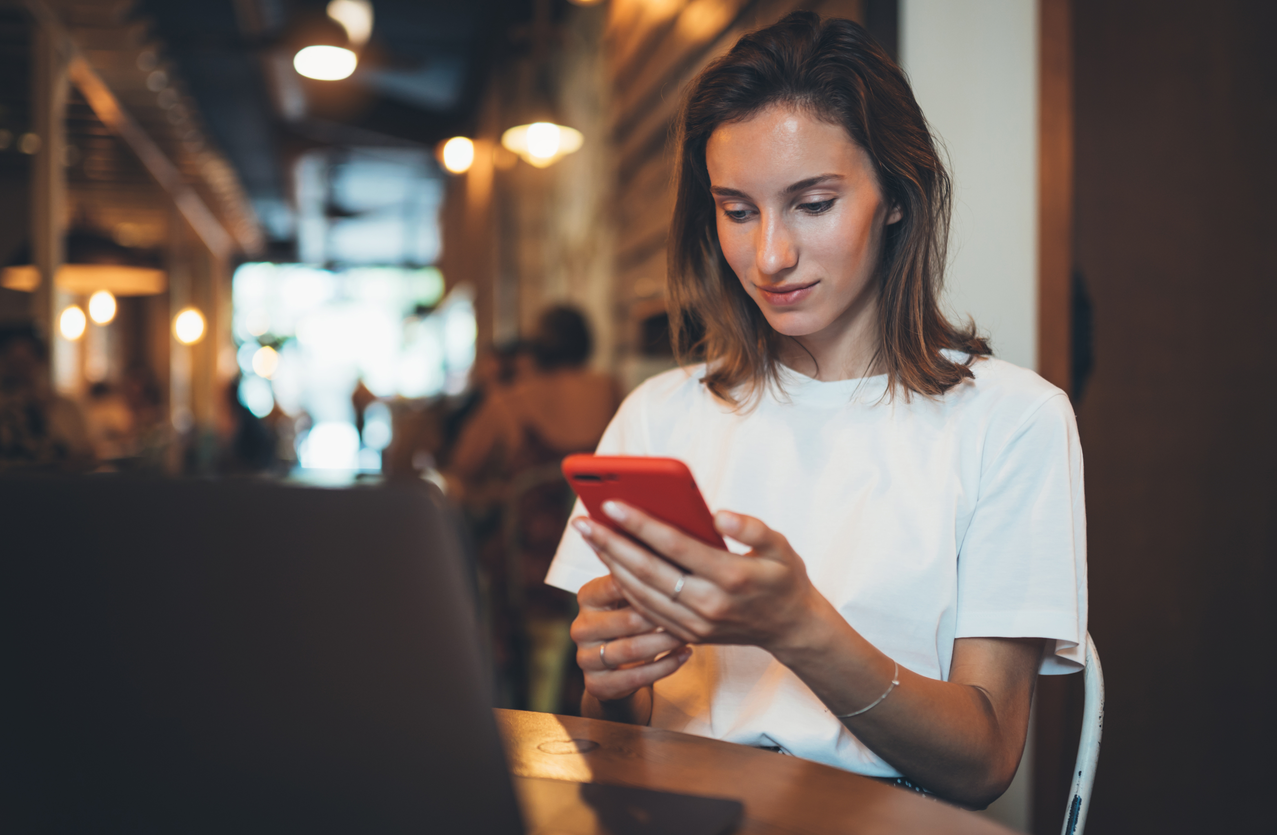 Mujer escribiendo por el celular